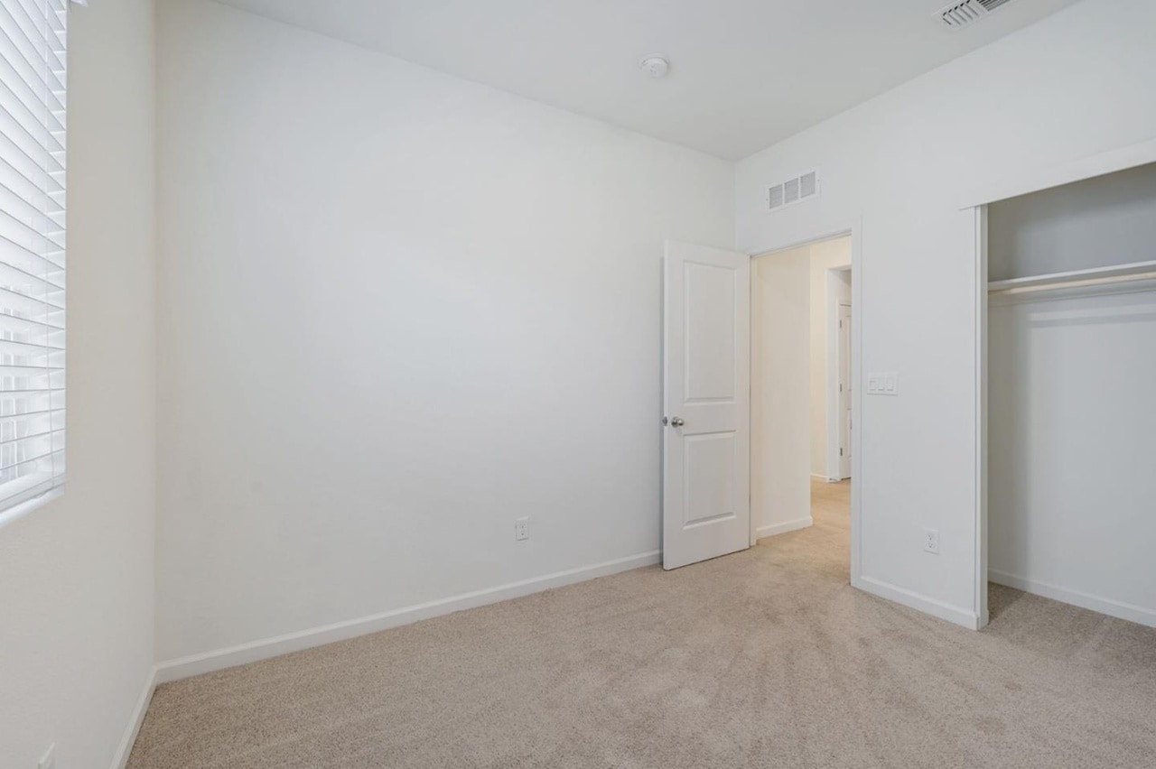 Building Photo - 830 Holdenhurst Ln