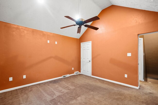 Building Photo - Cozy 1 Bedroom in McKeesport available May...