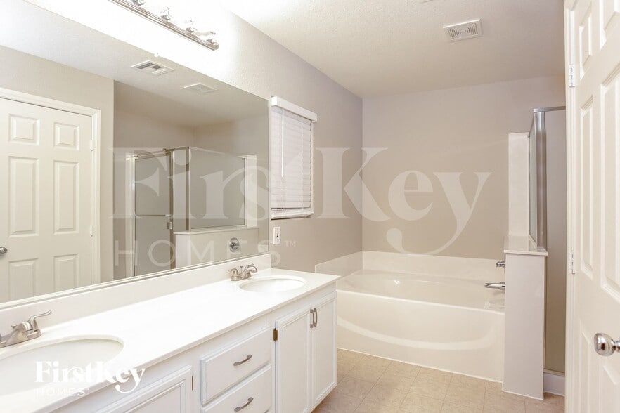 Building Photo - 8309 Cavaricci Ave