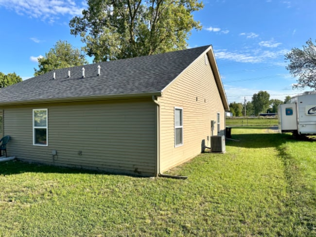 Building Photo - 818 Burr St