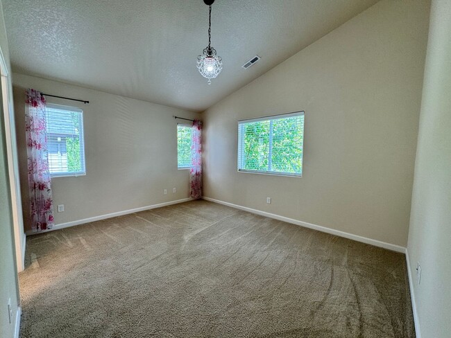 Building Photo - FOR RENT - SUPER CLEAN 4 BEDROOM, 2.5 BATH...