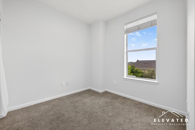 Building Photo - 1040 Campoy St