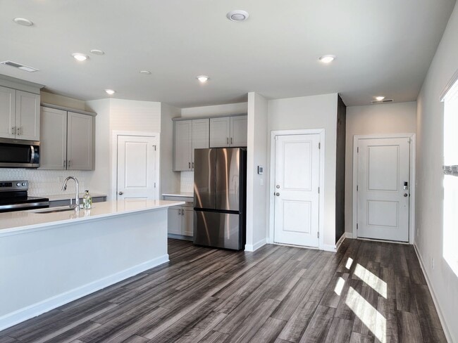 Building Photo - Beautiful 3 bedroom, 2.5 bathroom townhome in Belterra!