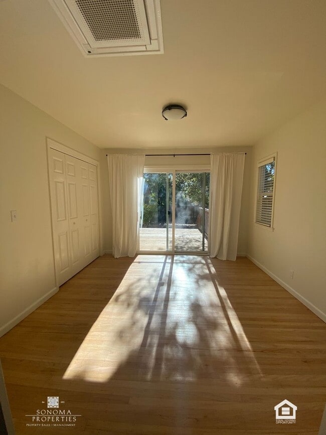 Building Photo - Bright & Cheery 2 Bedroom Home