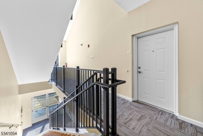 Building Photo - 10 Park Dr