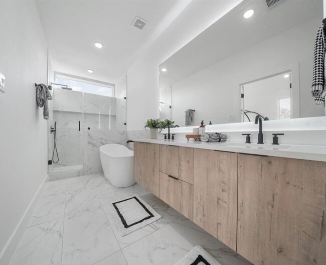 Building Photo - 5212 Arapahoe St