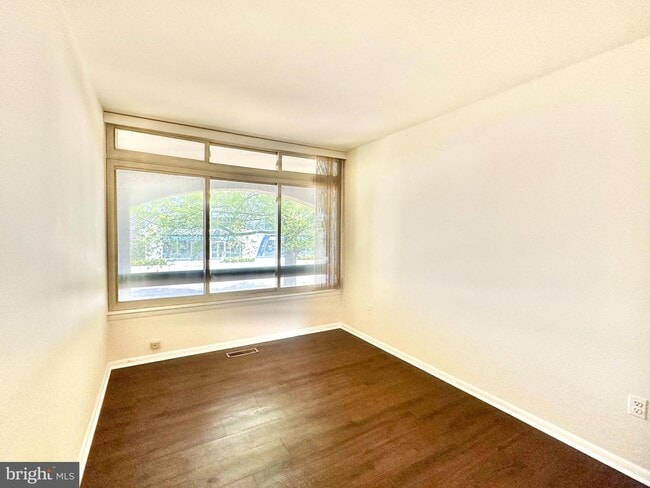 Building Photo - 626 15th St S