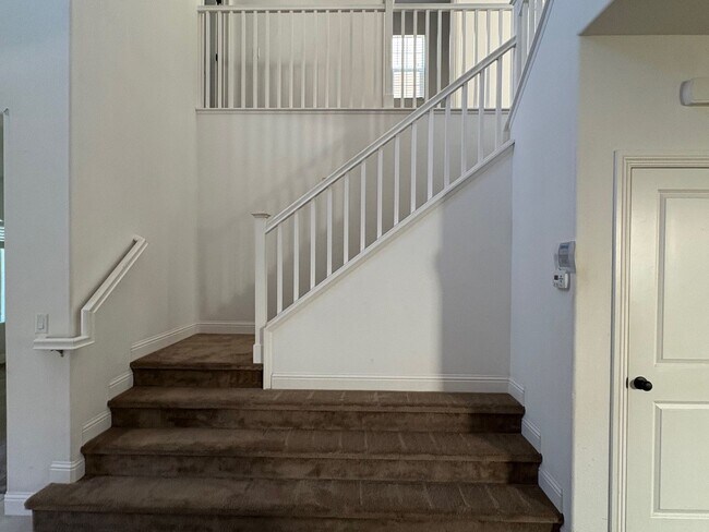 Building Photo - Large 5 bedroom home with loft.  Featuring 2 primary bedrooms