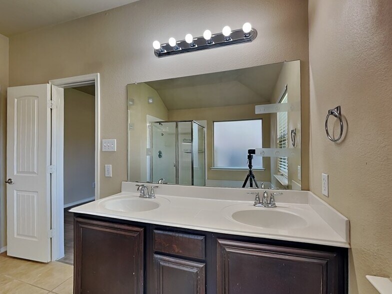 Building Photo - 1114 Bexar Ave