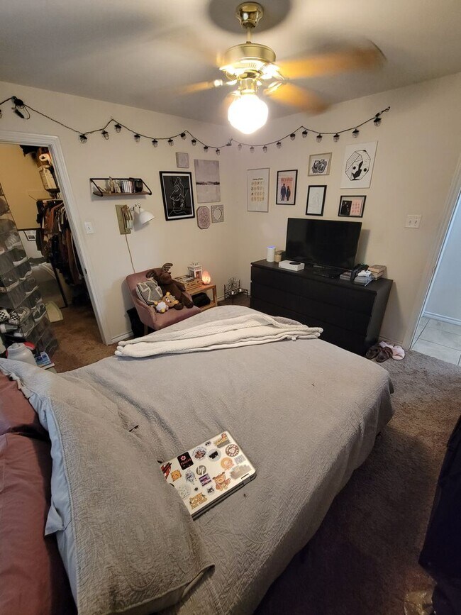 Building Photo - College Station - 3 bedroom / 2 bath duplex with fenced in yard and washer / dryer included