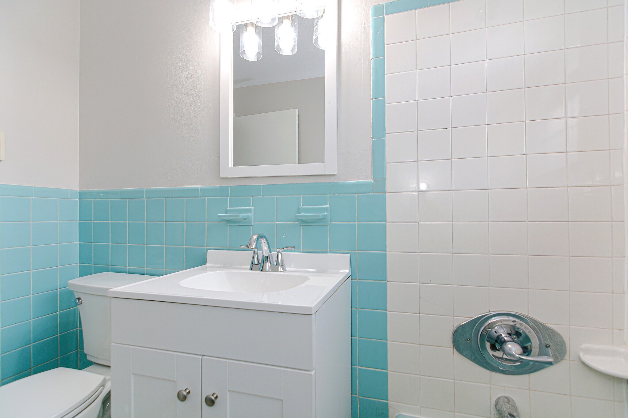 Building Photo - 4 Colonial Village Dr