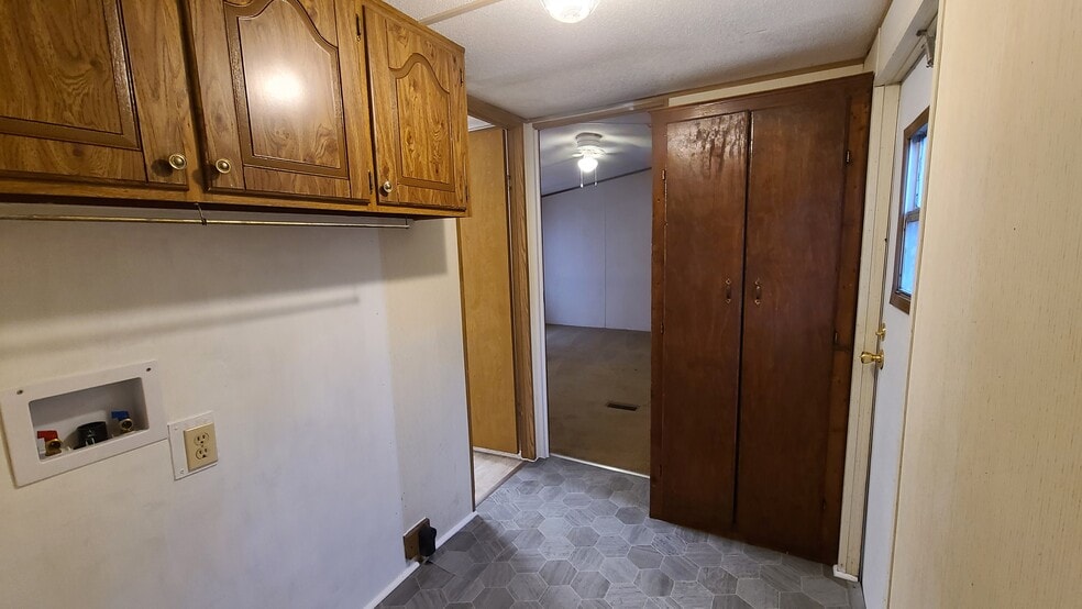 Building Photo - 77 Saturn Ln