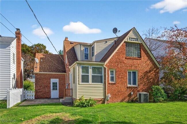 Building Photo - 2520 Laurelhurst Rd