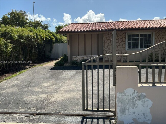 Building Photo - 2641 SW 117th Ct