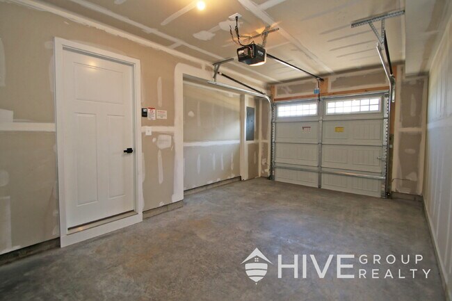 Building Photo - Spacious 4-Bed, 3.5-Bath with Garage!