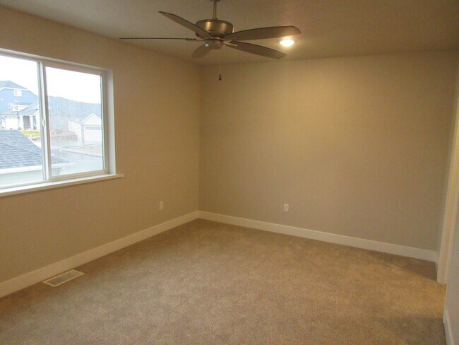 Building Photo - 3 bed 2.5 bath - Single Family Home in Crescent Hills