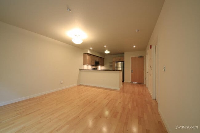 Building Photo - 329 Bay St