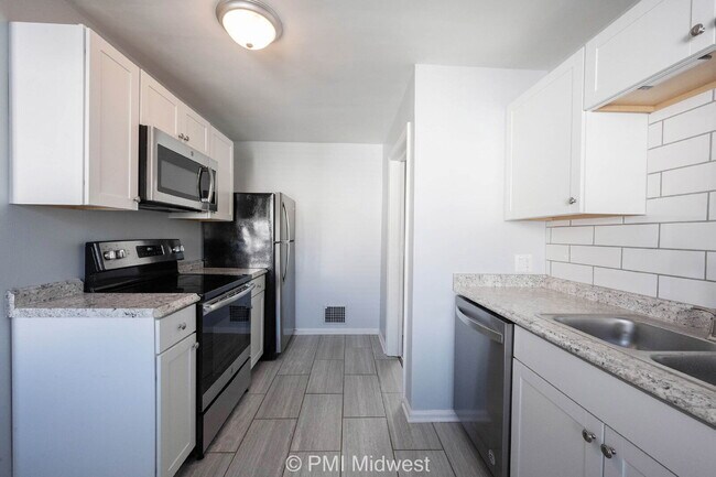 Building Photo - Charming 2 Bed, 1 Bath Duplex with House-L...