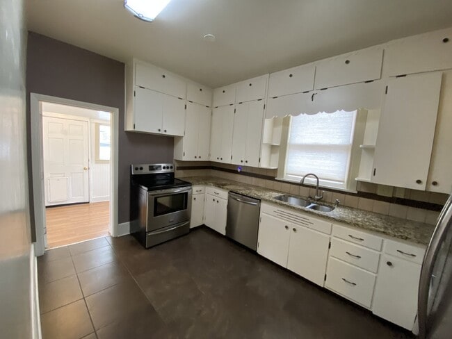 Building Photo - Charming Home in the Country Club Neighborhood!