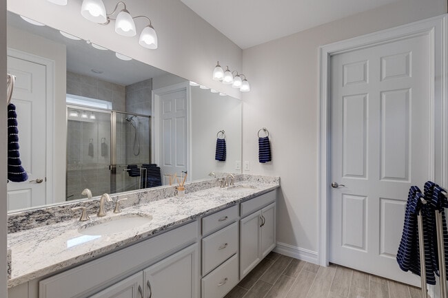 Building Photo - 210 Spg Hl Lk Lp