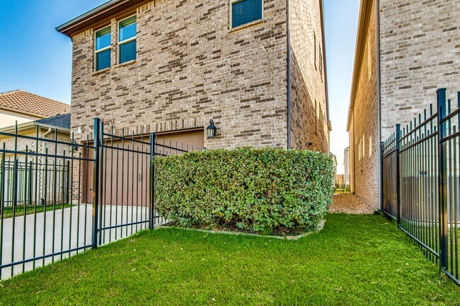 Building Photo - Where Comfort Meets Convenience - 3 Bed, 3...
