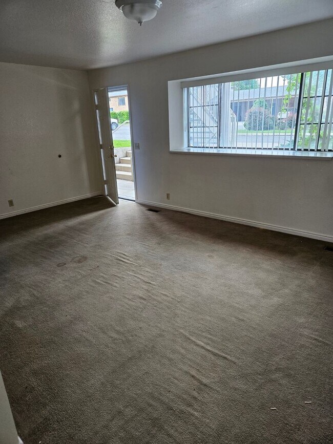 Building Photo - 351 W 620 N