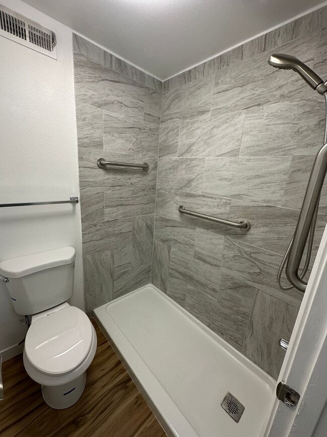 Building Photo - Beautifully Renovated Townhome at Woodvine