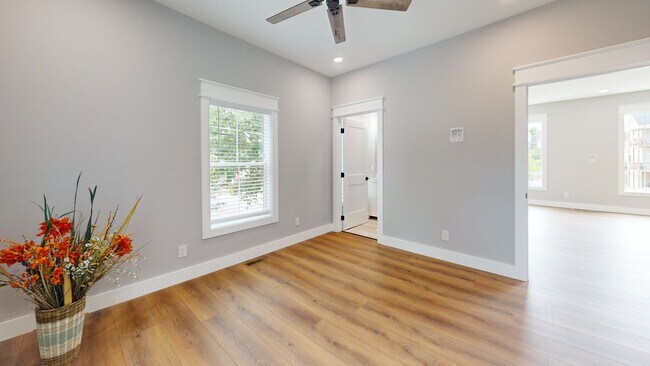 Building Photo - One Private Bedroom/Bath in Spacious 5BR/5BA Townhome Near UTK