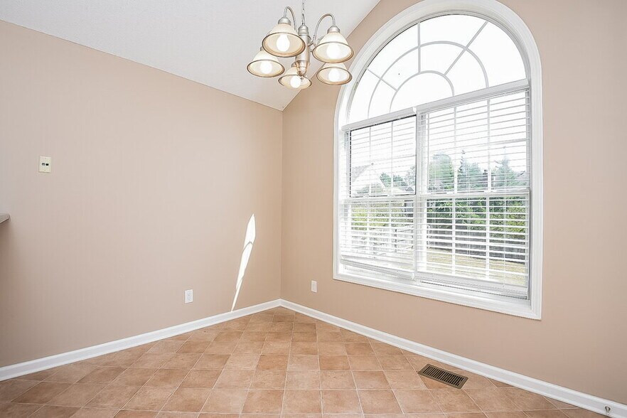 Building Photo - 4084 Mt Vernon Dr