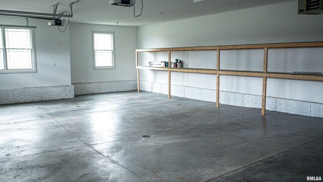 Building Photo - 285 Madison Dr