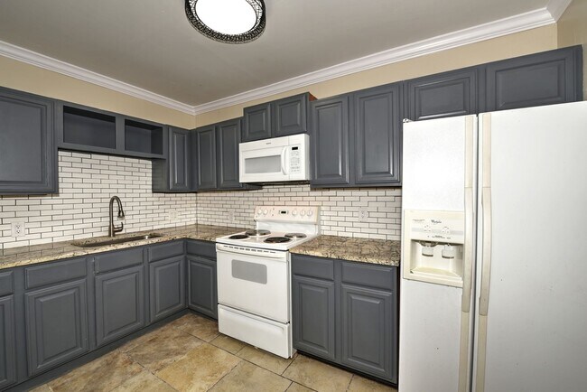 Building Photo - Stylish and Spacious 4-Bedroom Home PLUS C...
