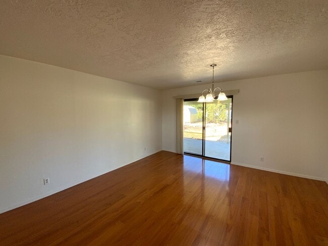 Building Photo - 3 Bedroom Single Story Home Available Near...