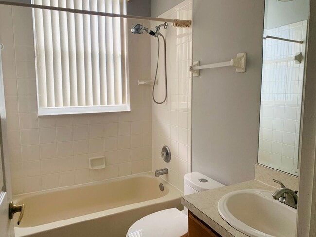 Building Photo - Beautiful 4 bed 3 bath plus Office and Pri...