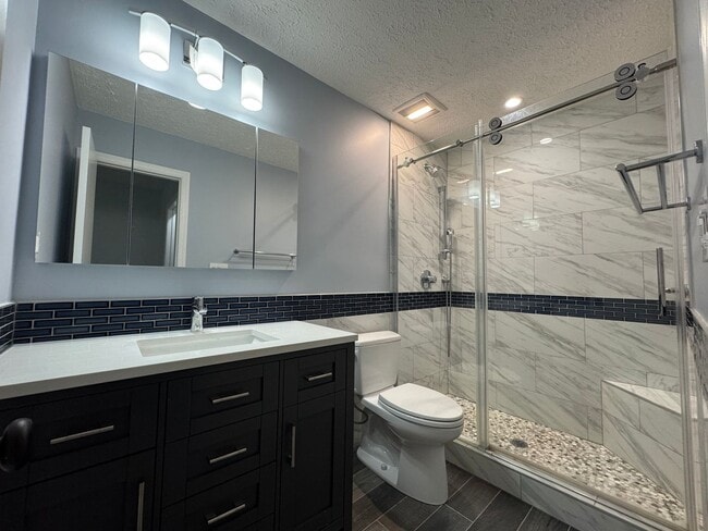 Building Photo - Sun-filled And Spacious 2 Bed 2 Bath Condo...