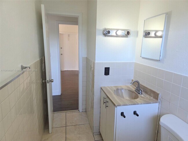 Building Photo - 5200 NW 18th Ct