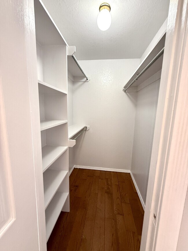 Building Photo - 427 N Rockford Pl