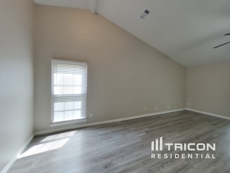 Building Photo - 496 Justice Dr