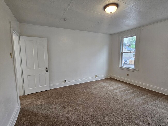 Building Photo - Spacious 3 bedroom 1 bath townhouse for re...