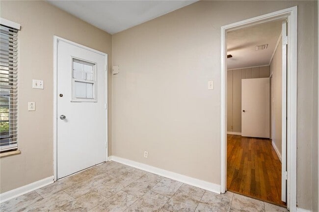 Building Photo - 321 Thornhill Cir