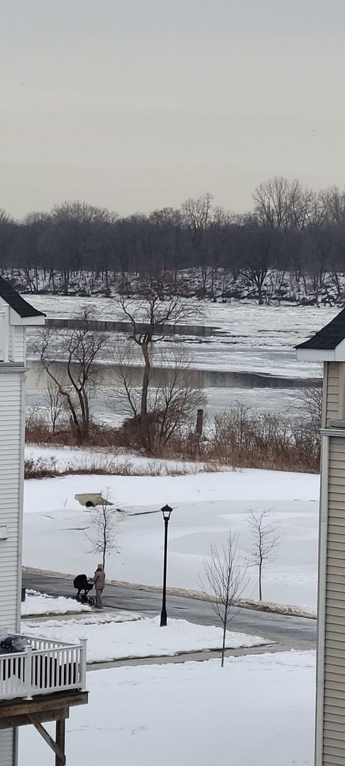 Building Photo - Large Townhome - Bensalem