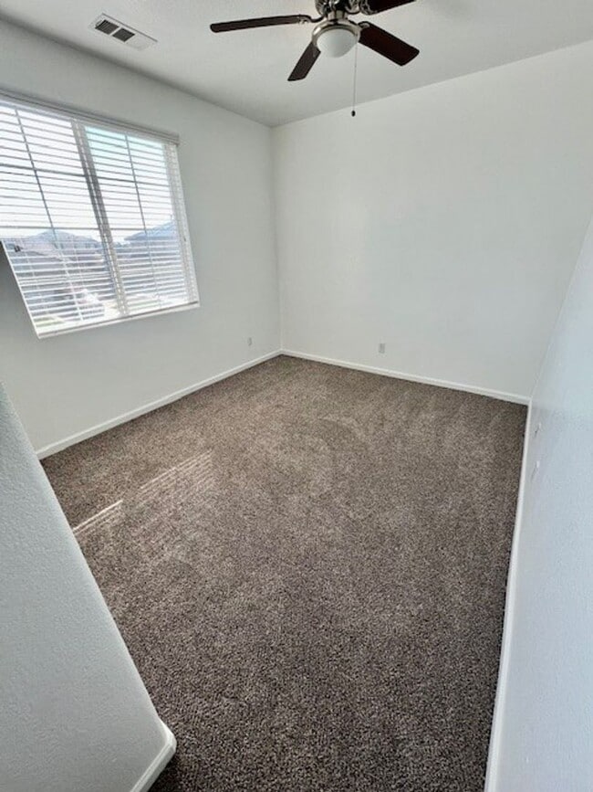 Building Photo - Northwest Bakersfield Gated Home