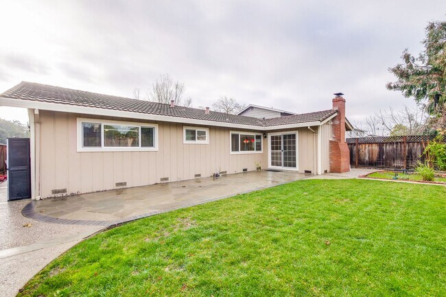 Building Photo - Warm and Inviting 3 bedroom, 2 Bath Home