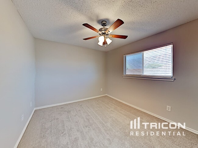 Building Photo - 1052 Shadywood Dr