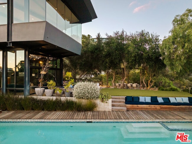 Building Photo - 1406 1/2 N Kenter Ave