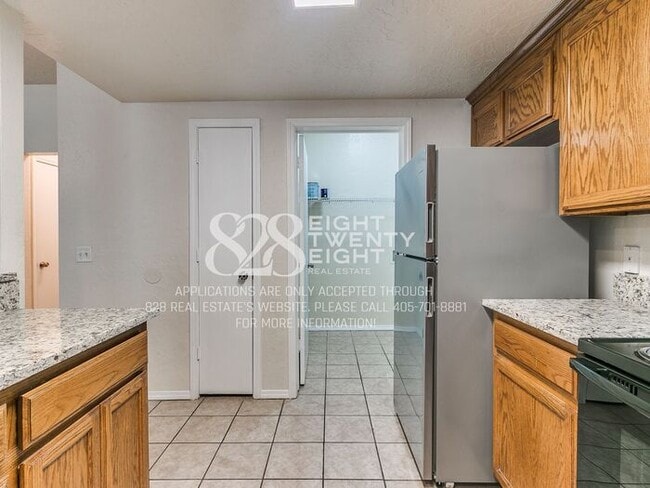 Building Photo - *AVAILABLE NOW!* Spacious 3 Bed/2.5 Bath Duplex Townhome Available in Norman!