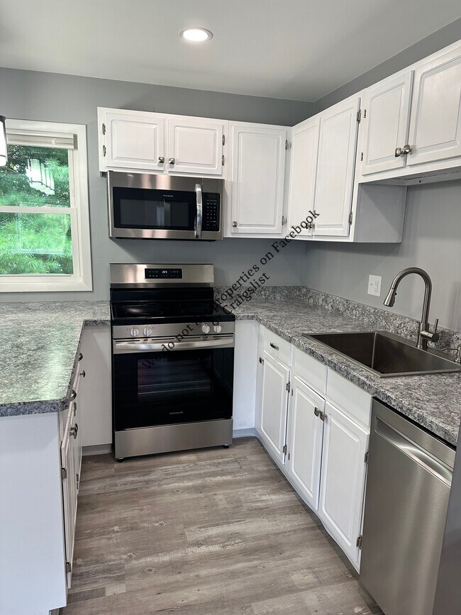 Building Photo - 13 Pawling St