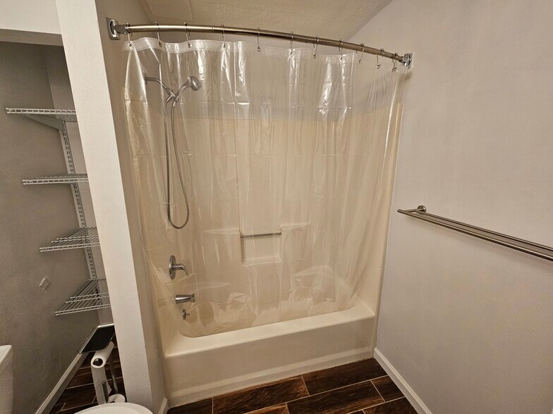 Shower - 923 Norwood Rd