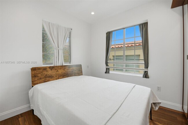 Building Photo - 526 15th St