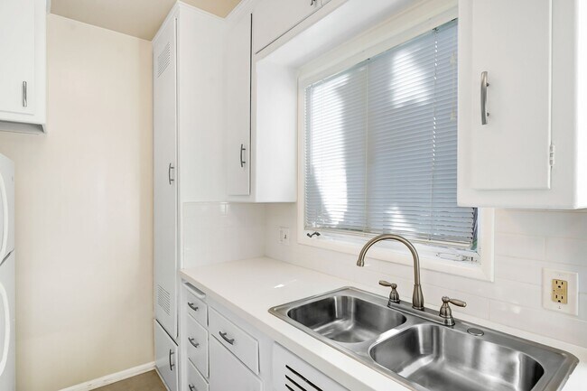 Building Photo - Wonder Palms Apartments