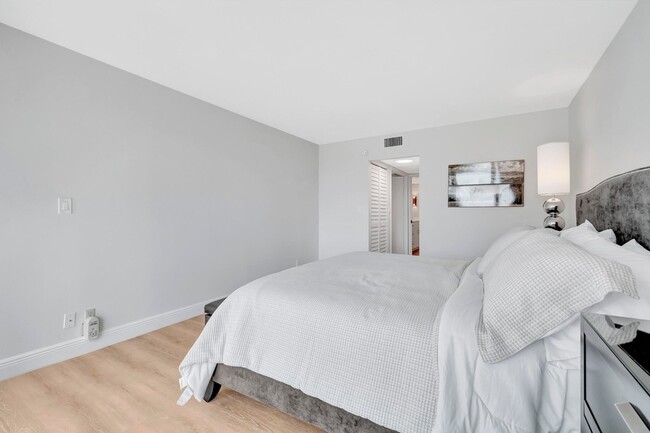 Building Photo - 1 Harbourside Dr